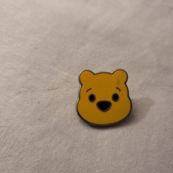 Winnie the Pooh Disney pin - Picture 1 of 1